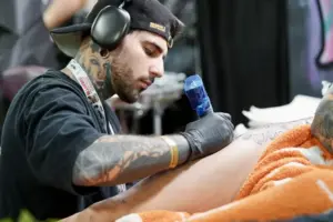 Gil, conocido por su técnica de realismo, ha tatuado a figuras destacadas de diversas industrias.