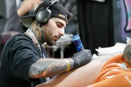 Gil, conocido por su técnica de realismo, ha tatuado a figuras destacadas de diversas industrias.