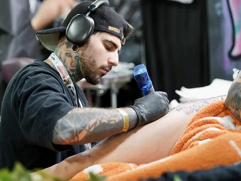Gil, conocido por su técnica de realismo, ha tatuado a figuras destacadas de diversas industrias.
