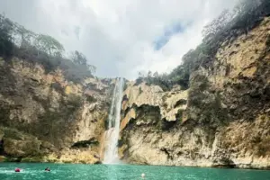 Explora un paraíso natural con pozas turquesa perfectas para nadar y relajarte.