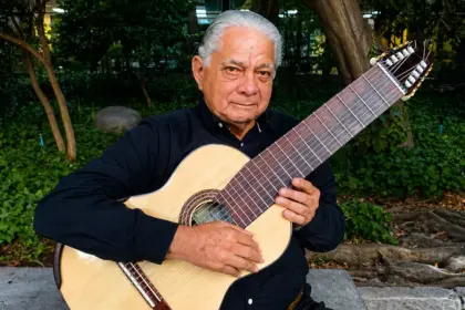 El guitarrista panameño destaca la importancia del arte accesible para todos.