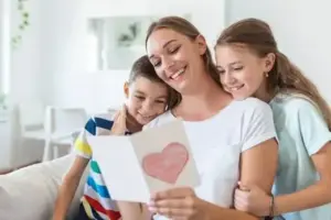 La presión del consumo transforma la celebración del Día de las Madres en Barquisimeto, evidenciando un cambio en la perspectiva sobre el regalo.