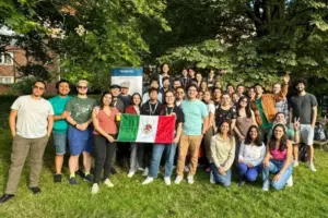 Estudiantes quedan sin apoyo económico para vivienda y alimentación en el extranjero.
