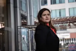 Carla Espinoza alega despido injustificado por motivos raciales y de género.