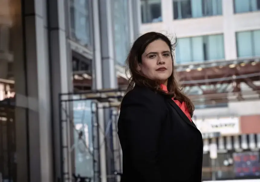 Carla Espinoza alega despido injustificado por motivos raciales y de género.