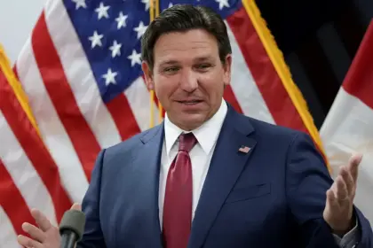 Grupo defensor del voto impugna la decisión de DeSantis por posible manipulación política.