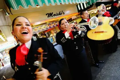 Festividades en EE. UU. destacan la historia y tradición del Cinco de Mayo.