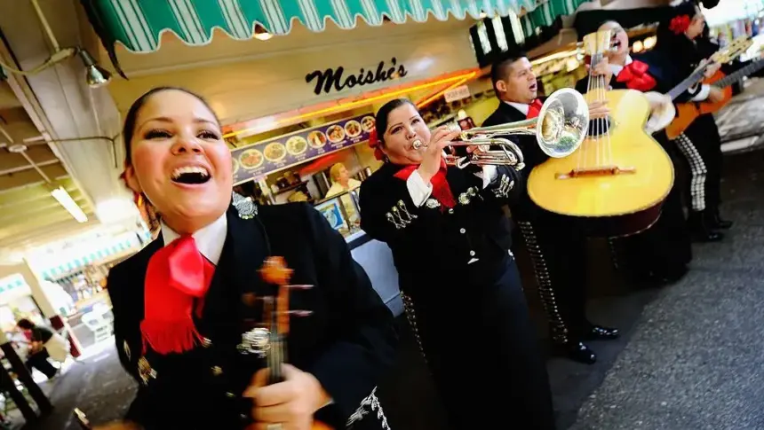 Festividades en EE. UU. destacan la historia y tradición del Cinco de Mayo.