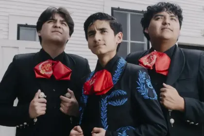 Tres jóvenes músicos mariachis superan adversidades y brillan en el escenario.