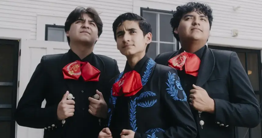Tres jóvenes músicos mariachis superan adversidades y brillan en el escenario.