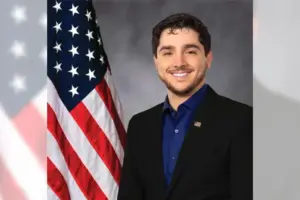 El candidato demócrata busca representar a la comunidad de Nuevo con propuestas centradas en educación e inmigración.
