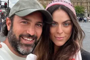 La pareja celebró el nacimiento de su hija, quien completa su familia.