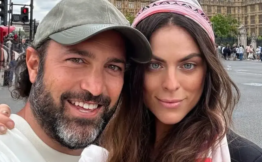La pareja celebró el nacimiento de su hija, quien completa su familia.