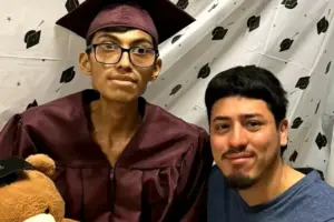 Kevin González, de 18 años, enfrenta sus últimos días mientras sus padres están detenidos por intentar verlo.