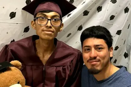 Kevin González, de 18 años, enfrenta sus últimos días mientras sus padres están detenidos por intentar verlo.