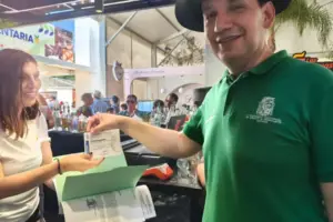 La Secretaría de Medio Ambiente verifica que comerciantes cumplan con normativas de sostenibilidad.