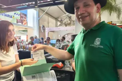 La Secretaría de Medio Ambiente verifica que comerciantes cumplan con normativas de sostenibilidad.