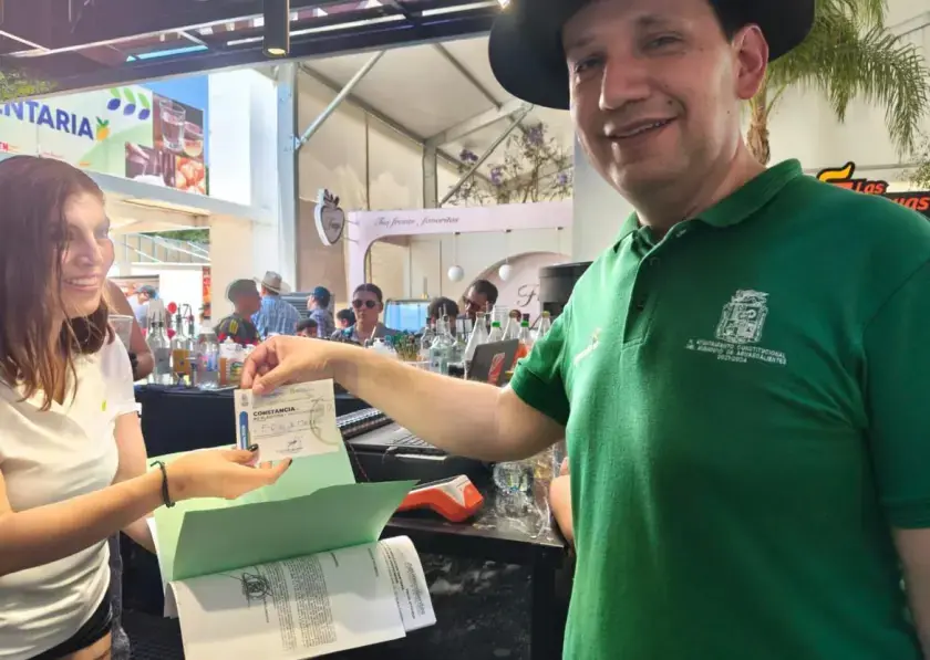 La Secretaría de Medio Ambiente verifica que comerciantes cumplan con normativas de sostenibilidad.