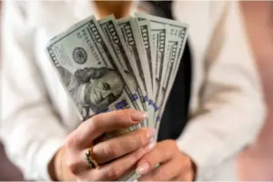 El tipo de cambio oficial del dólar presenta un importante incremento, afectando la economía local.