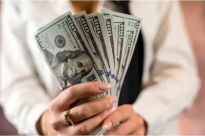El tipo de cambio oficial del dólar presenta un importante incremento, afectando la economía local.