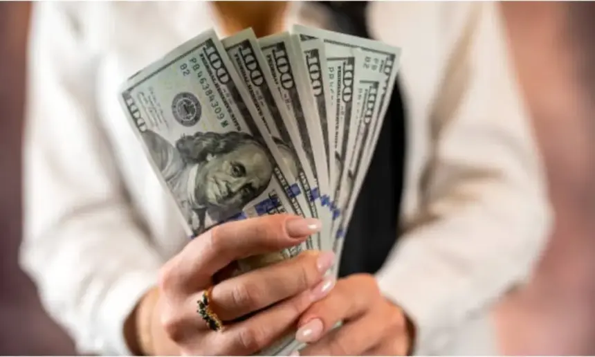 El tipo de cambio oficial del dólar presenta un importante incremento, afectando la economía local.