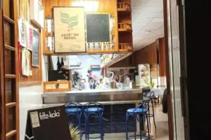 Un lugar que combina la tranquilidad y la buena comida, donde el café es una liturgia y los sándwiches son legendarios.