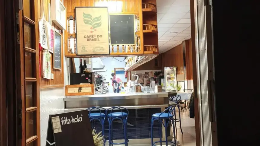 Un lugar que combina la tranquilidad y la buena comida, donde el café es una liturgia y los sándwiches son legendarios.