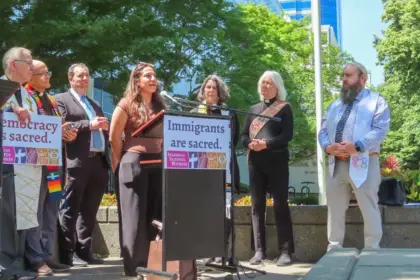 Una joven con DACA enfrenta incertidumbre laboral tras la reapertura de su caso migratorio.