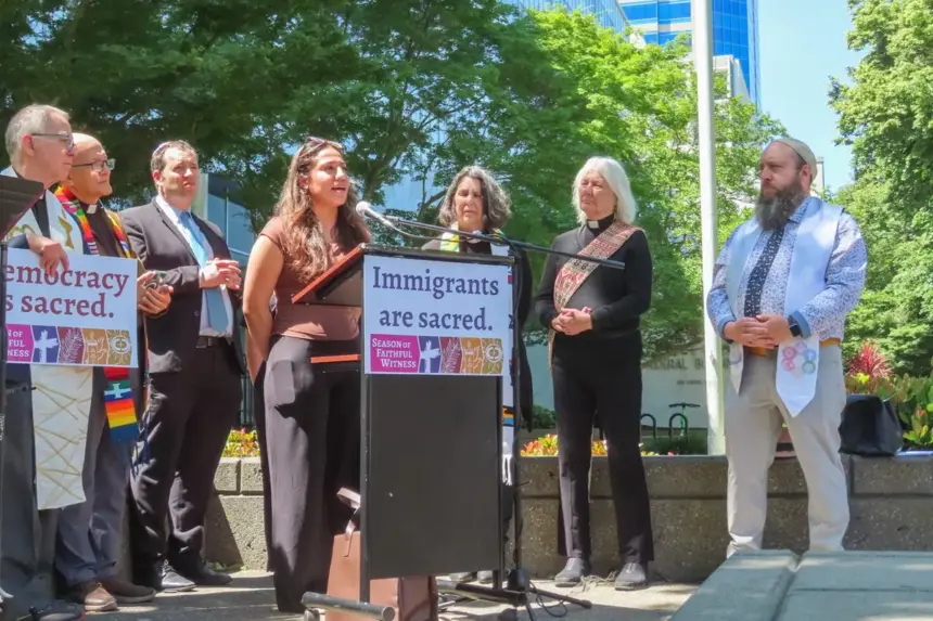 Una joven con DACA enfrenta incertidumbre laboral tras la reapertura de su caso migratorio.