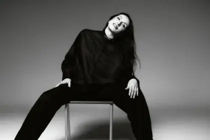 La artista rinde homenaje a mujeres influyentes en la música y refleja su inconformismo a través del rock.