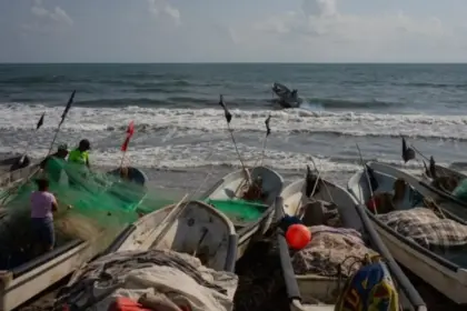 Miles de pescadores temen perder apoyos tras derrame de petróleo en el Golfo de México.