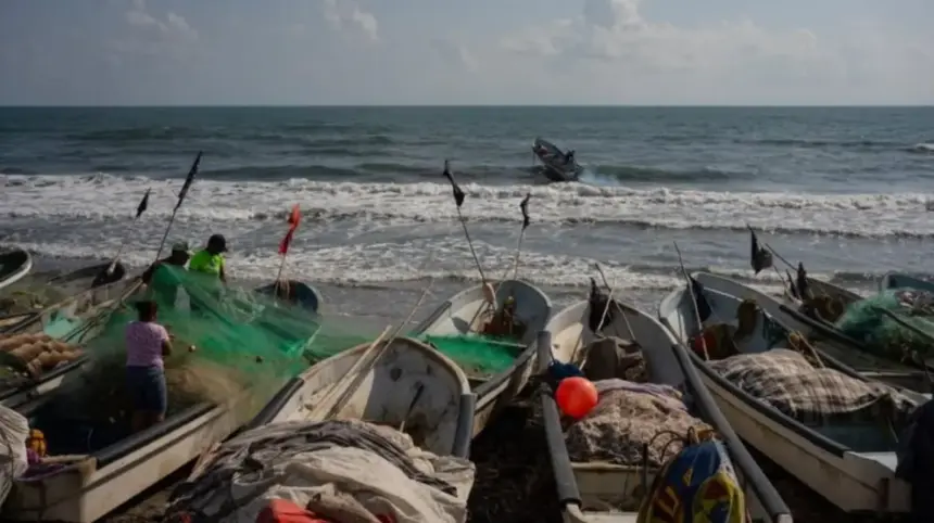 Miles de pescadores temen perder apoyos tras derrame de petróleo en el Golfo de México.