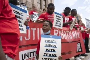La reciente decisión judicial permite rediseñar distritos electorales, afectando a votantes negros y latinos.