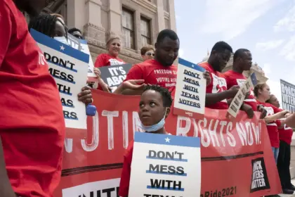 La reciente decisión judicial permite rediseñar distritos electorales, afectando a votantes negros y latinos.