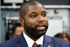 El congresista republicano se posiciona en Orlando mientras avanza su campaña para la gubernatura de Florida.