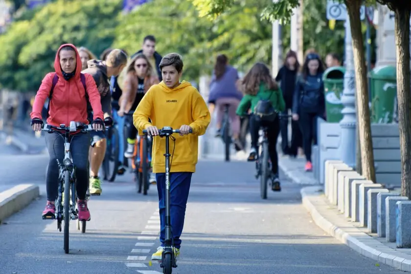 A partir de julio de 2026, vehículos eléctricos personales necesitarán placas.