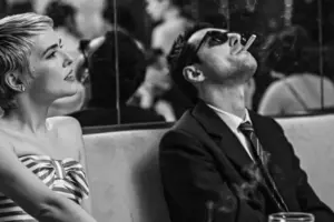 La película explora el rodaje de un clásico del cine francés y su impacto en la industria.