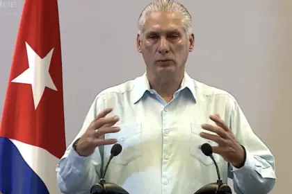 El presidente cubano critica a Estados Unidos por negar el bloqueo petrolero que afecta a la isla.