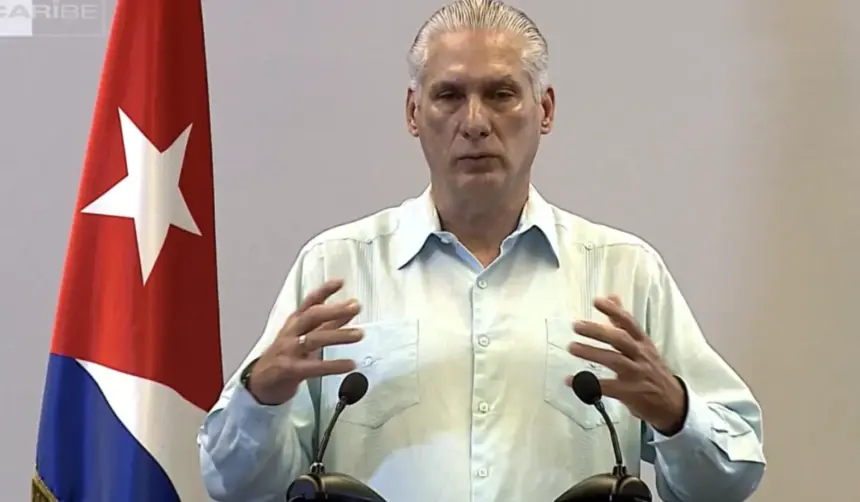 El presidente cubano critica a Estados Unidos por negar el bloqueo petrolero que afecta a la isla.