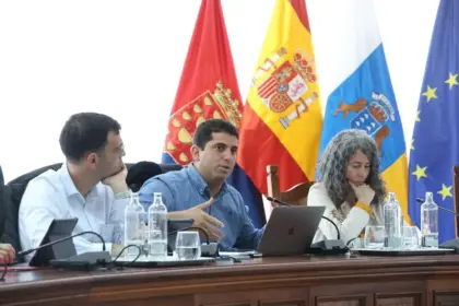 La controversia se centra en la gestión de las residencias de mayores en la isla.