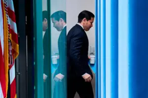 El encuentro busca suavizar las relaciones tras críticas del presidente estadounidense.